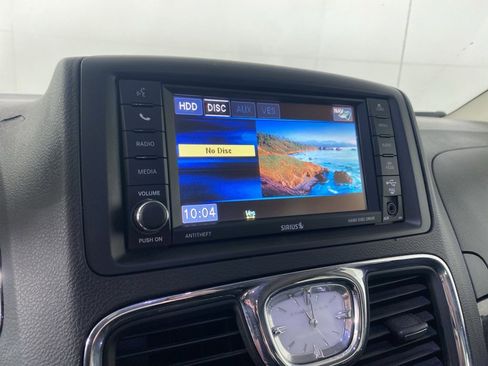 Used 2016 Chrysler Town & Country Touring w/ Driver Convenience Group image 25