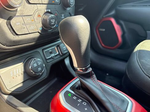 Used 2021 Jeep Renegade Trailhawk w/ Sun & Sound Group AWD/4WD image 22