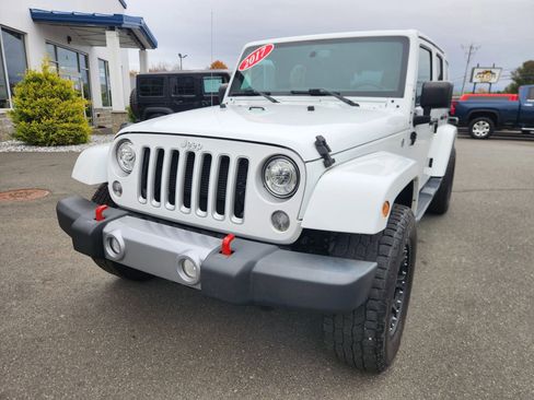 Used 2017 Jeep Wrangler Unlimited Sahara w/ Max Tow Package image 5