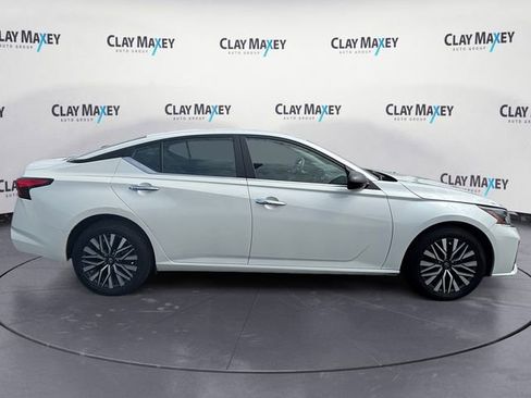Used 2024 Nissan Altima 2.5 SV AWD/4WD image 6