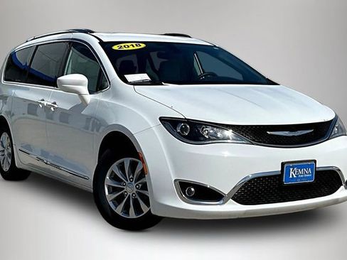 Used 2018 Chrysler Pacifica Touring-L FWD image 1