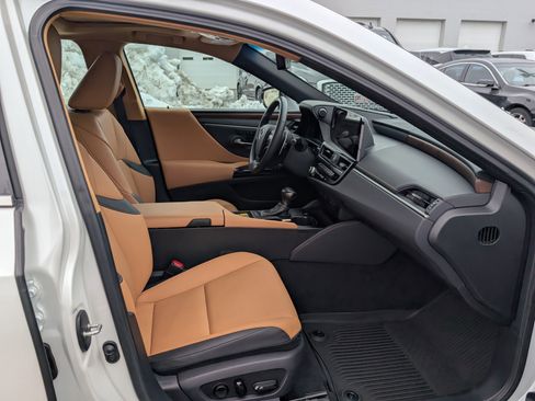 Certified 2025 Lexus ES 350 w/ Premium Package image 11