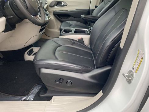 Used 2023 Chrysler Pacifica Touring-L FWD image 19
