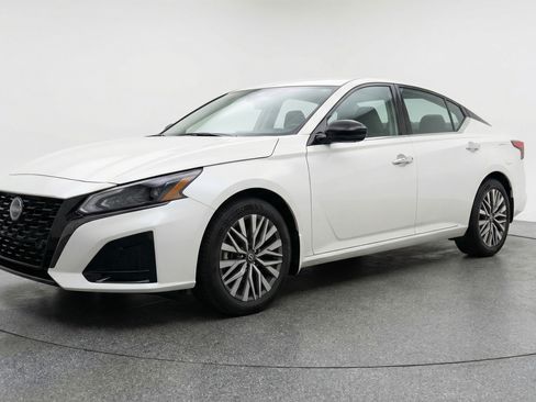 Used 2025 Nissan Altima 2.5 SV FWD image 3