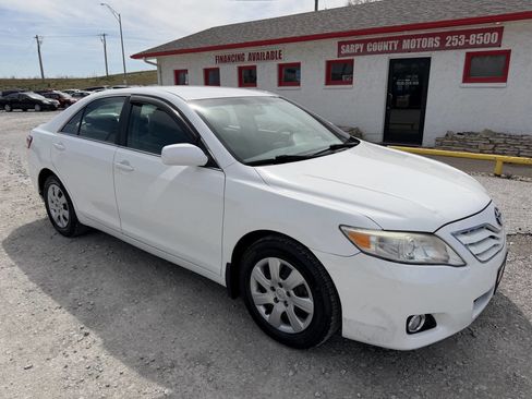 Used 2010 Toyota Camry LE image 1