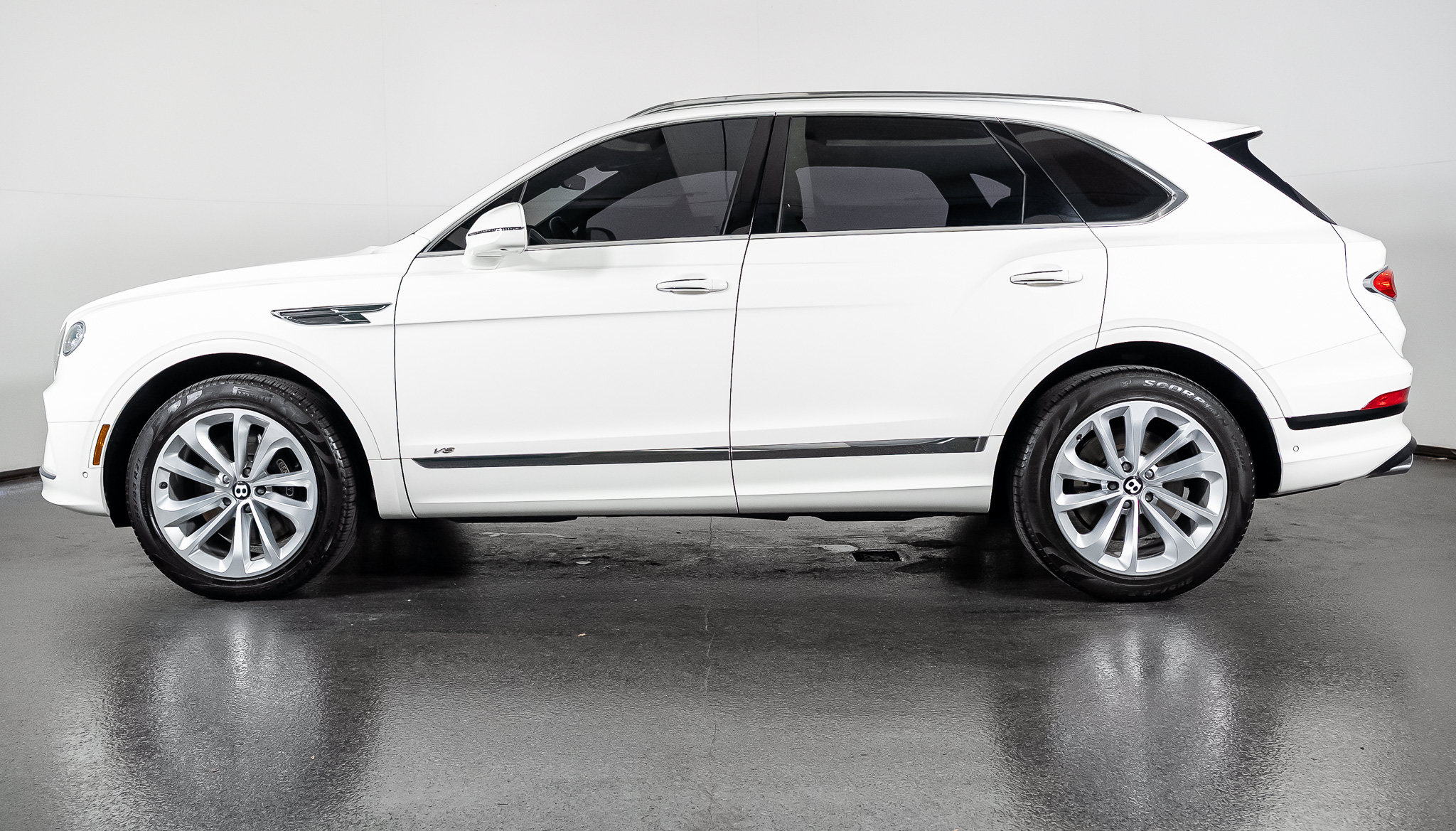 Used 2022 Bentley Bentayga AWD/4WD image 13
