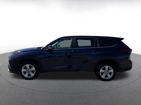 Used 2025 Toyota Highlander LE FWD image 9