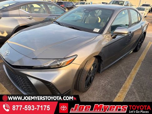 Used 2025 Toyota Camry SE FWD image 1