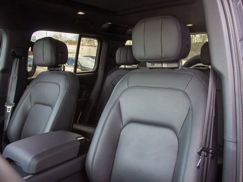 Used 2025 Land Rover Defender 110 V8 image 12