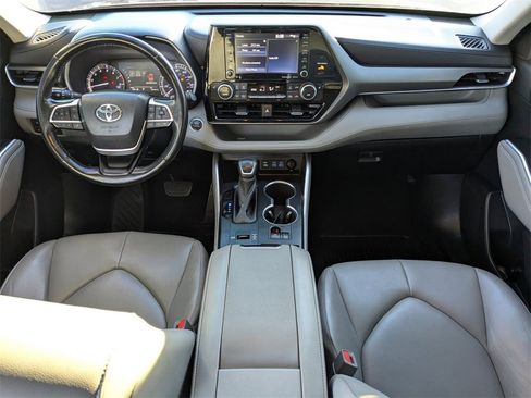 Used 2022 Toyota Highlander XLE image 15