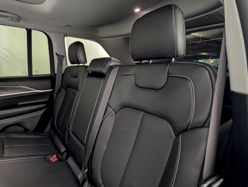 Used 2022 Jeep Grand Cherokee Limited w/ Luxury Tech Group II RWD image 23