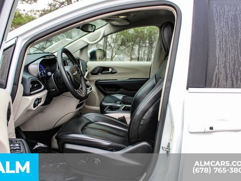 Used 2023 Chrysler Pacifica Touring-L image 17