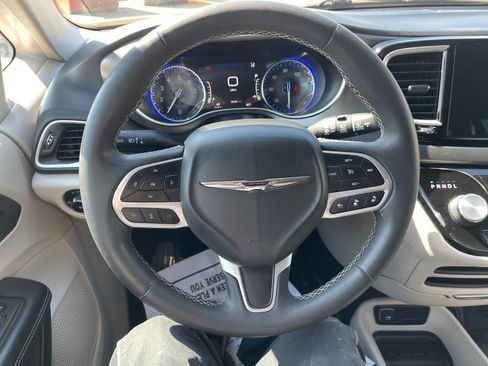 Used 2023 Chrysler Pacifica Touring-L image 19