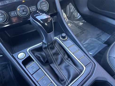 Used 2024 Volkswagen Jetta SE image 32