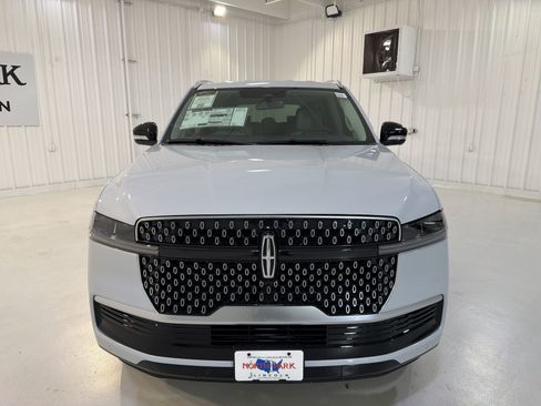 New 2026 Lincoln Navigator Premiere AWD/4WD image 32
