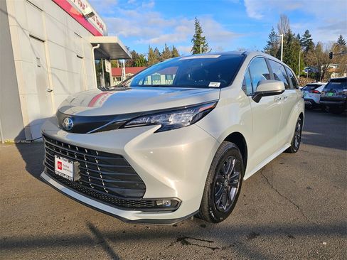 Certified 2024 Toyota Sienna XLE Woodland Edition image 3