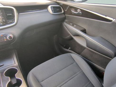 Used 2020 Kia Sorento LX image 14