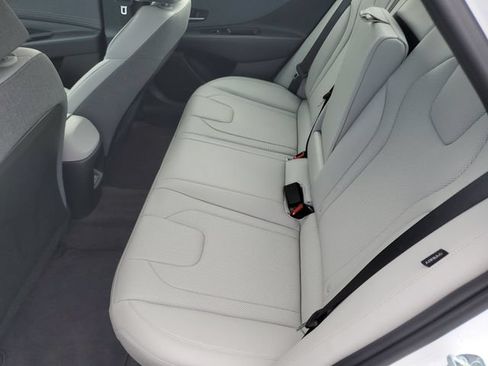 Certified 2025 Hyundai Elantra Limited FWD image 12