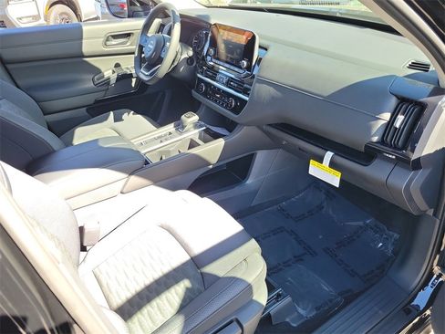 New 2025 Nissan Pathfinder SV image 11