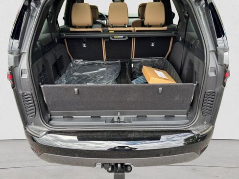 Used 2025 Land Rover Discovery Dynamic SE AWD/4WD image 19