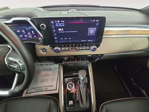 Certified 2025 GMC Canyon Denali image 11