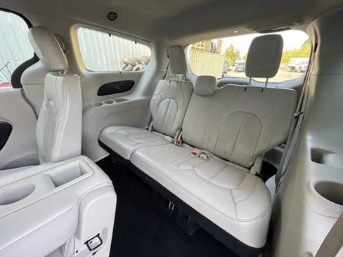 Used 2021 Chrysler Pacifica Touring-L FWD image 18