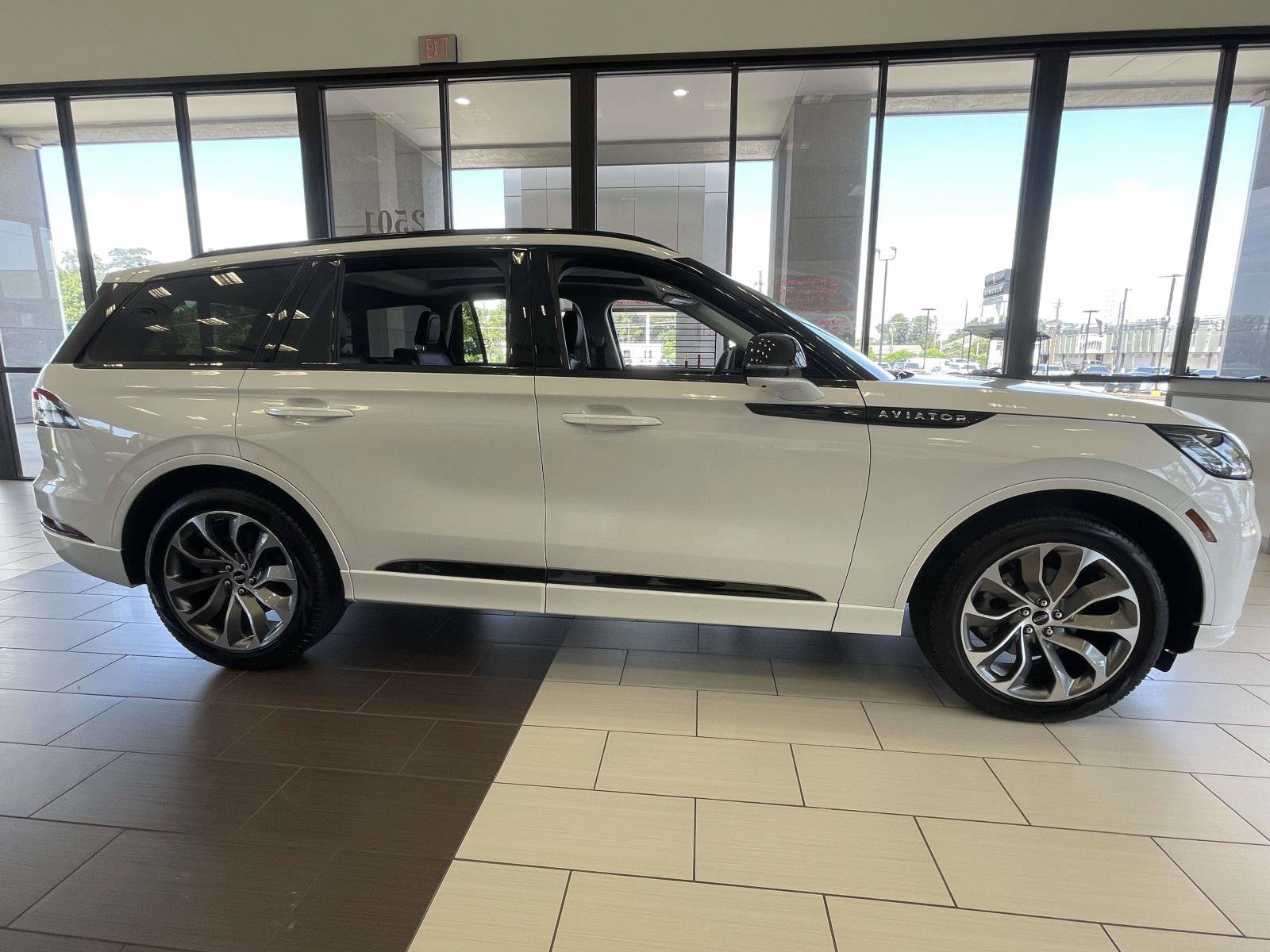 Certified 2026 Lincoln Aviator AWD w/ Jet Appearance Package image 2