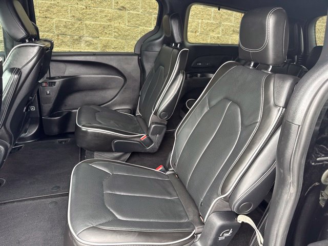 Used 2022 Chrysler Pacifica Limited w/ Uconnect Theater Family Group FWD image 16