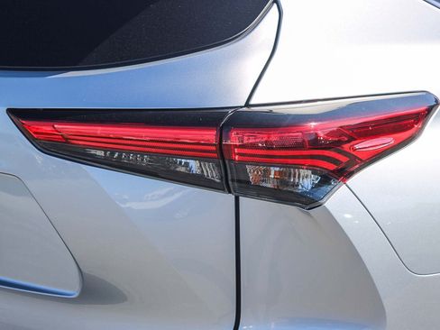 Used 2023 Toyota Highlander Limited FWD image 10
