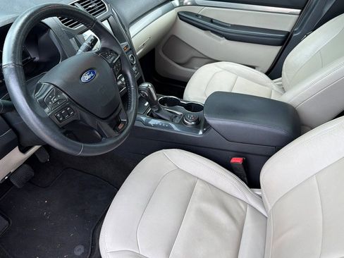 Used 2018 Ford Explorer XLT w/ Equipment Group 202A AWD/4WD image 12