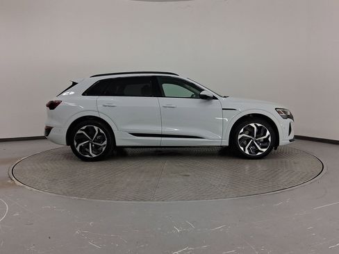 Used 2024 Audi Q8 e-tron Premium Plus w/ Premium Plus Package image 8
