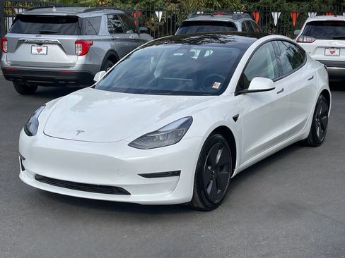 Used 2023 Tesla Model 3 Standard Range image 3