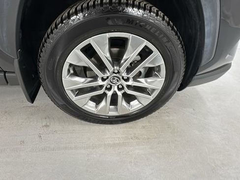 Used 2019 Toyota RAV4 XLE Premium image 9