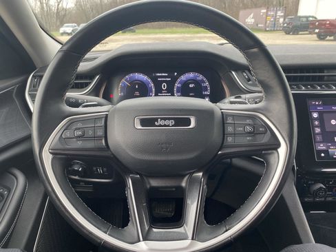 Used 2022 Jeep Grand Cherokee Laredo w/ Luxury Tech Group I AWD/4WD image 18