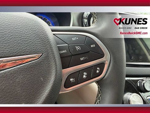 Used 2023 Chrysler Pacifica Touring-L FWD image 25
