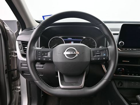 Used 2025 Nissan Rogue SV FWD image 17
