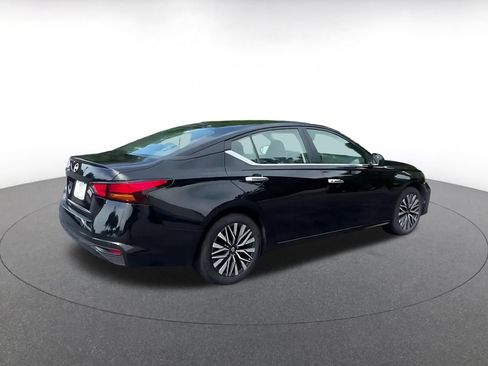 Used 2025 Nissan Altima 2.5 SV FWD image 13