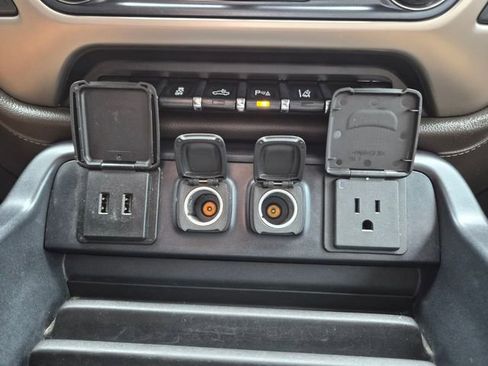 Used 2019 GMC Sierra 2500 Denali w/ Duramax Plus Package AWD/4WD image 31