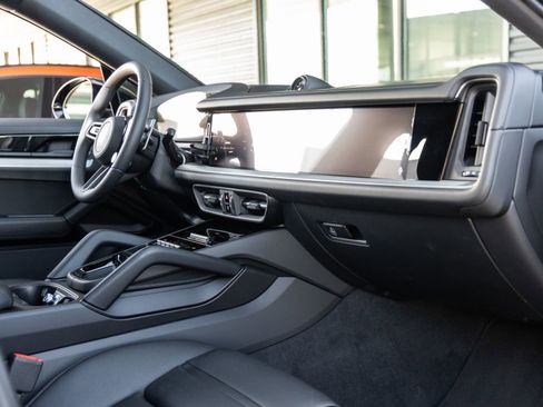 Certified 2025 Porsche Cayenne S AWD/4WD image 47