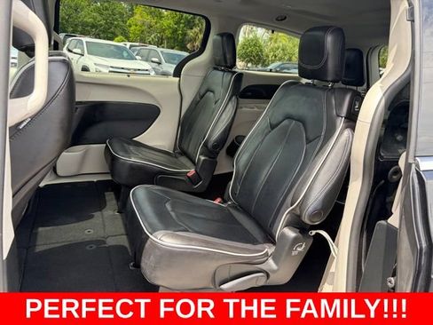 Used 2023 Chrysler Pacifica Limited FWD image 14