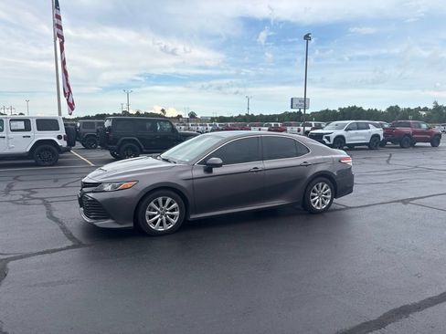 Used 2020 Toyota Camry LE FWD image 3