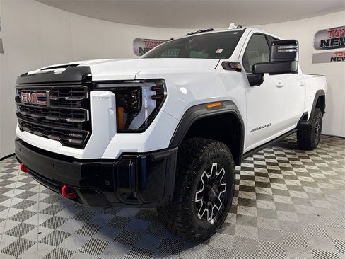 Used 2025 GMC Sierra 2500 AT4X image 9