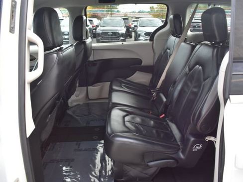 Used 2017 Chrysler Pacifica Touring-L w/ Tire & Wheel Group FWD image 35