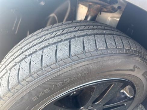 Used 2019 Ford Explorer XLT w/ Equipment Group 202A AWD/4WD image 33