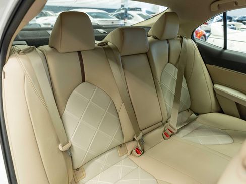 Used 2018 Toyota Camry XLE FWD image 13