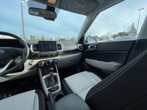 Used 2025 Hyundai Venue SEL image 35