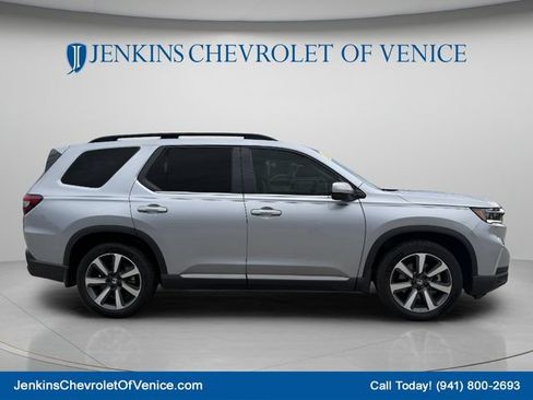 Used 2023 Honda Pilot Touring image 3