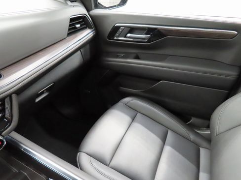 Used 2025 Chevrolet Suburban Z71 image 30