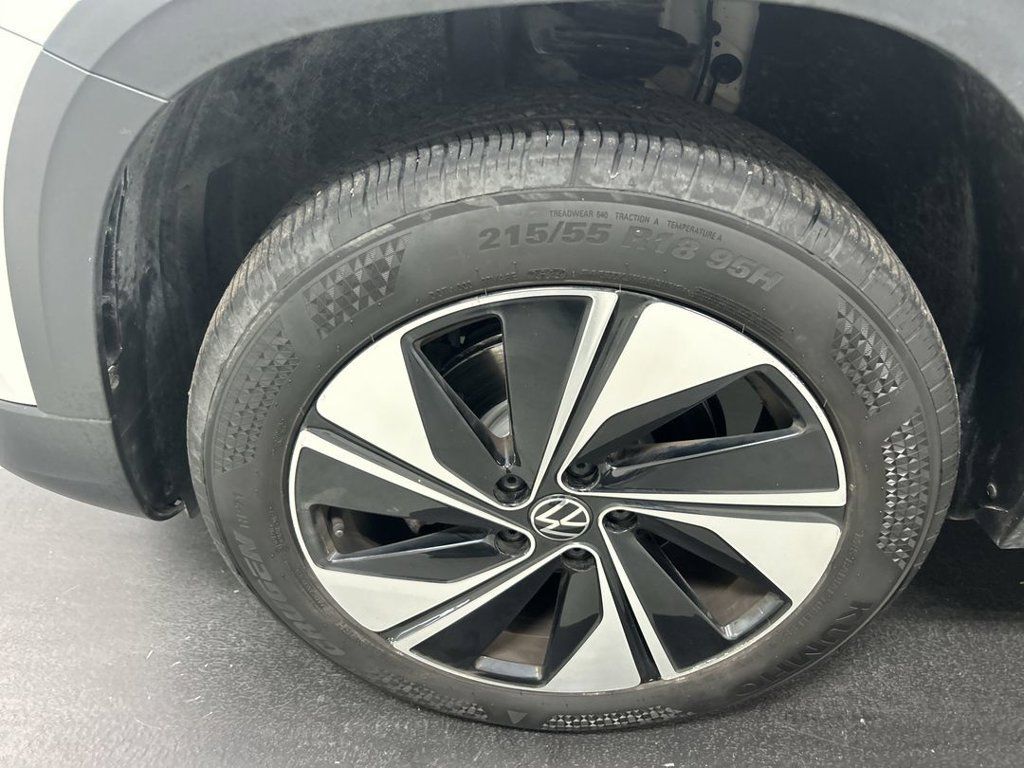 Certified 2024 Volkswagen Taos SE w/ Panoramic Sunroof Package AWD/4WD image 8