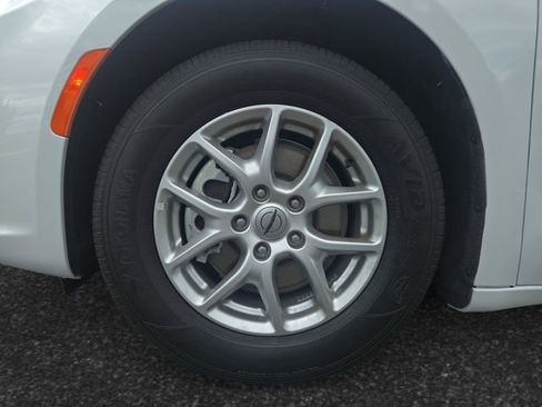 Used 2024 Chrysler Pacifica Touring-L FWD image 4